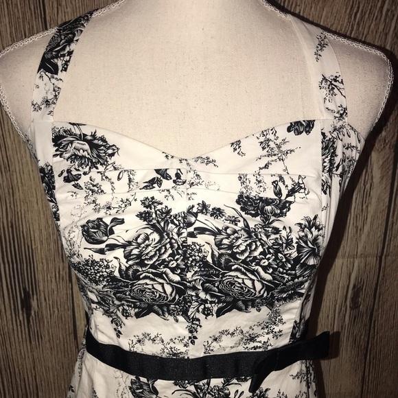 CITY TRIANGLES B&W FLORAL DRESS SIZE 9 - Picture 2 of 6